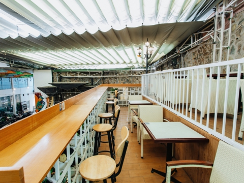 Bên trên tầng lầu